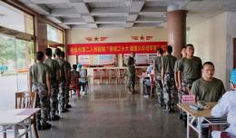 【欽二醫(yī)新聞】擁軍優(yōu)屬  醫(yī)療專家慰問(wèn)義診進(jìn)軍營(yíng)